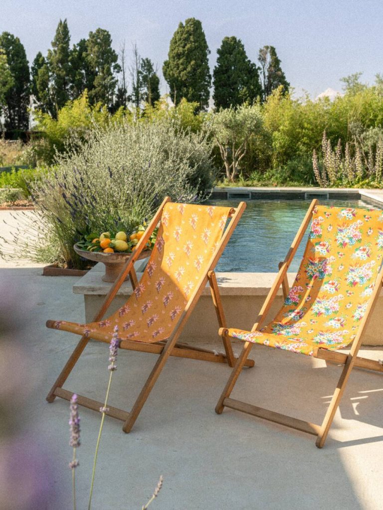 Pourquoi opter pour une chilienne en bois pour vos moments de détente